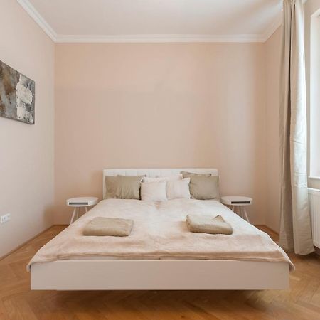 בודפשט Opera & Basilica 2 Bedrooms With Balcony מראה חיצוני תמונה