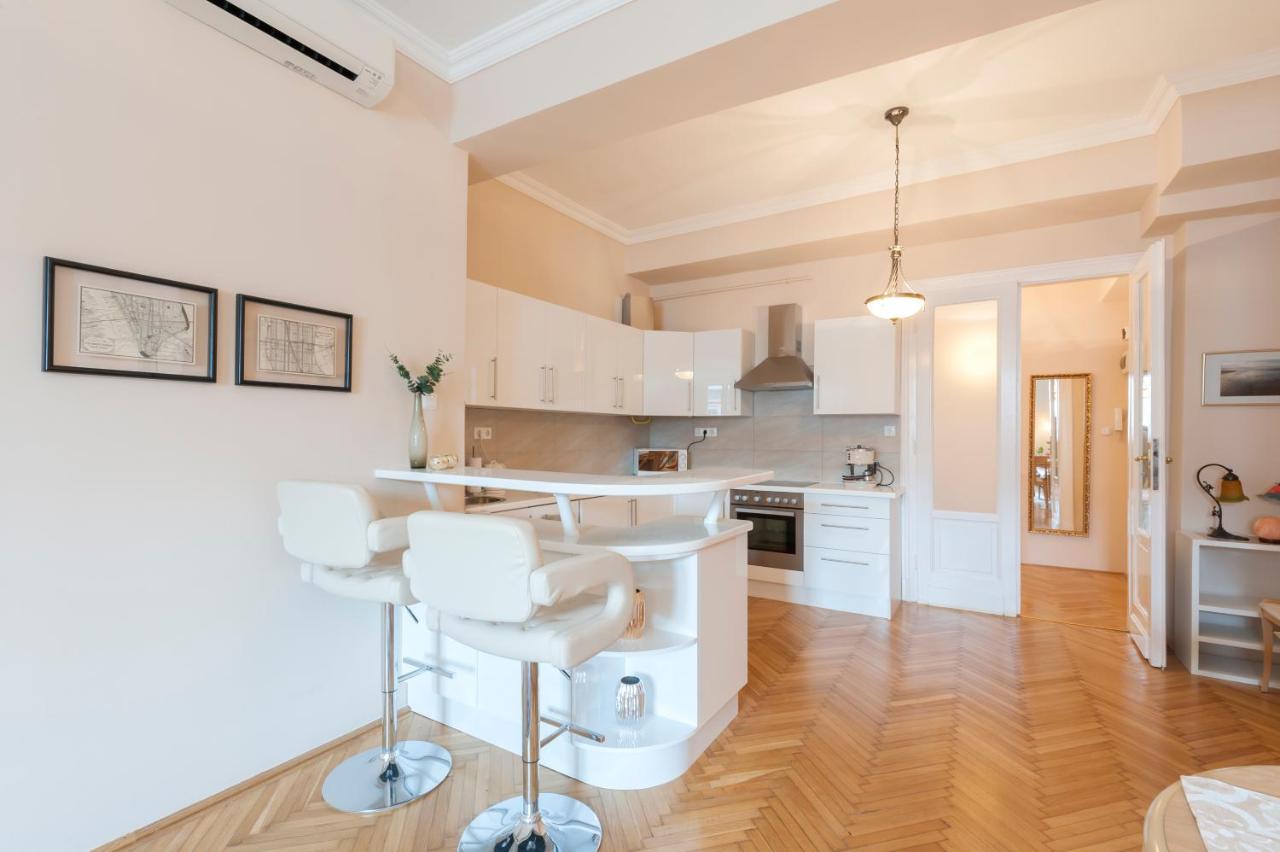 בודפשט Opera & Basilica 2 Bedrooms With Balcony מראה חיצוני תמונה
