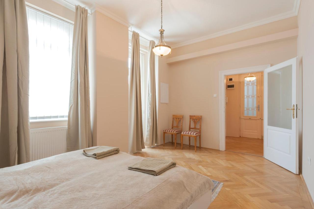 בודפשט Opera & Basilica 2 Bedrooms With Balcony מראה חיצוני תמונה