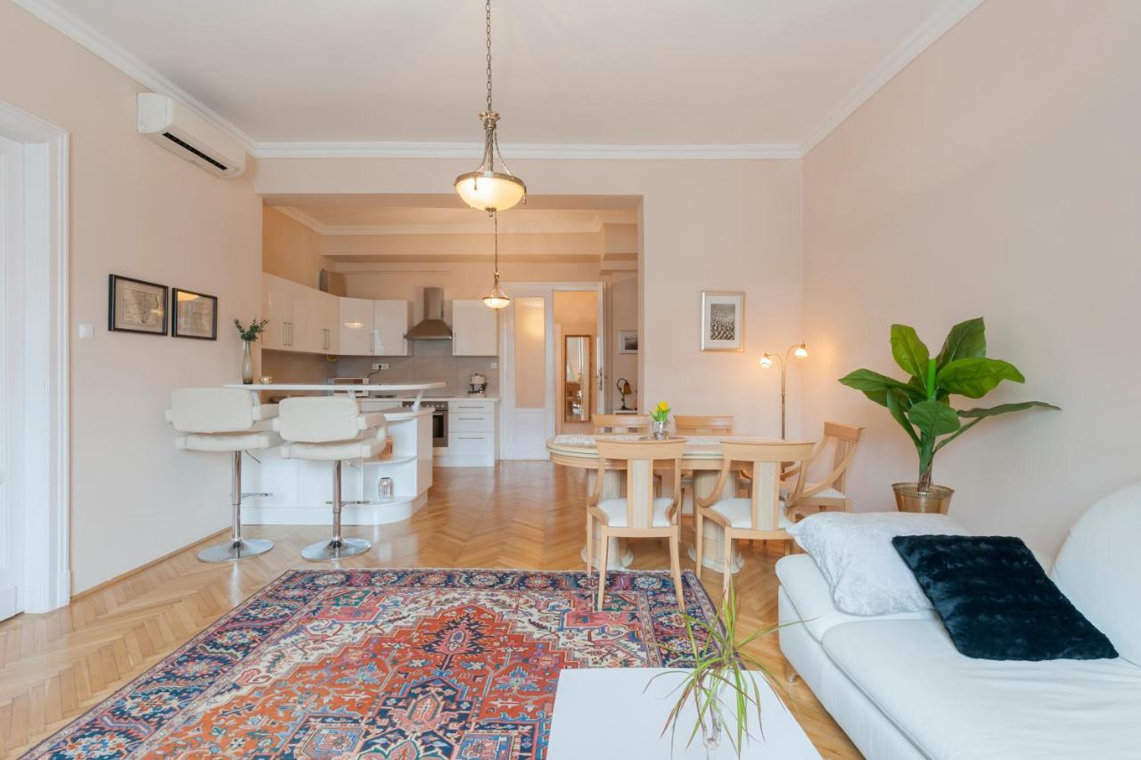 בודפשט Opera & Basilica 2 Bedrooms With Balcony מראה חיצוני תמונה