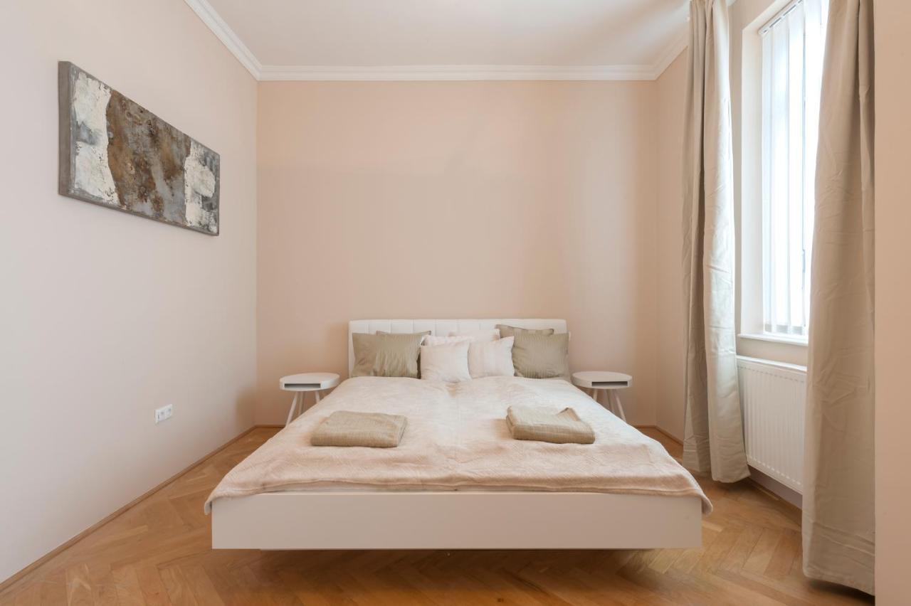 בודפשט Opera & Basilica 2 Bedrooms With Balcony מראה חיצוני תמונה