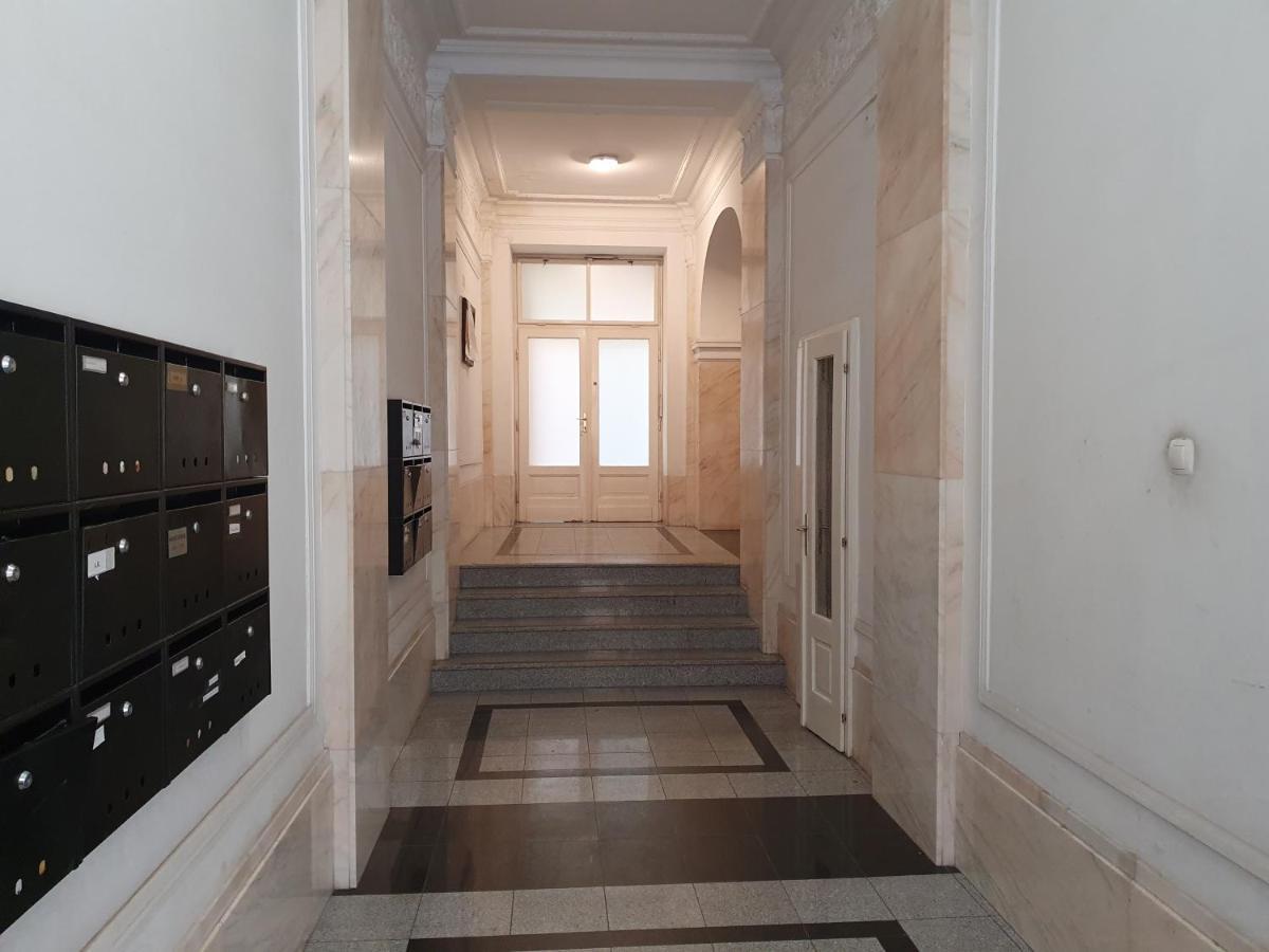 בודפשט Opera & Basilica 2 Bedrooms With Balcony מראה חיצוני תמונה