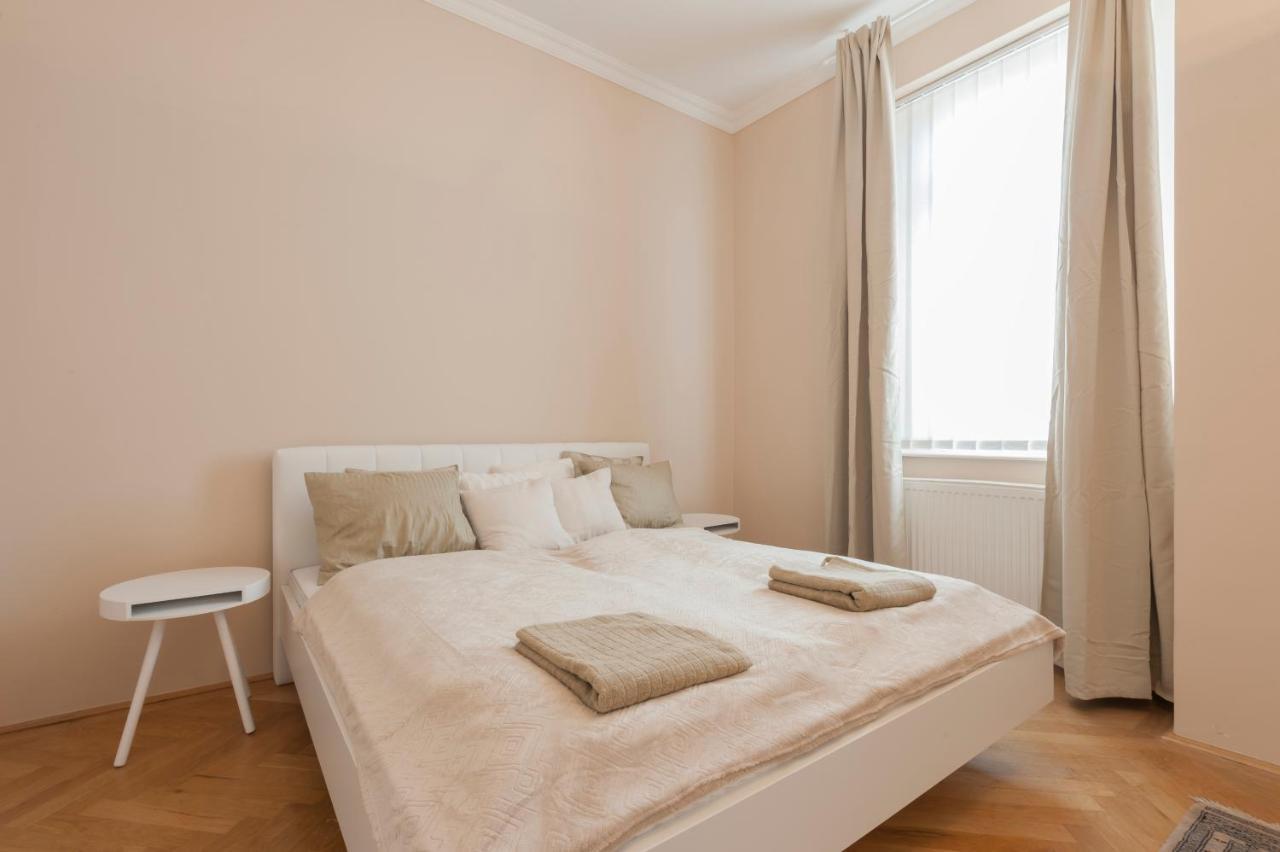 בודפשט Opera & Basilica 2 Bedrooms With Balcony מראה חיצוני תמונה